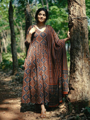 Ethnic Motifs Embroidered Thread Work Anarkali Kurta with Trousers & Dupatta