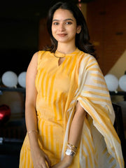 Geometric Printed Round Neck Straight Kurta With Trousers & Dupatta