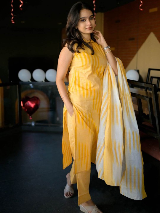 Geometric Printed Round Neck Straight Kurta With Trousers & Dupatta-5