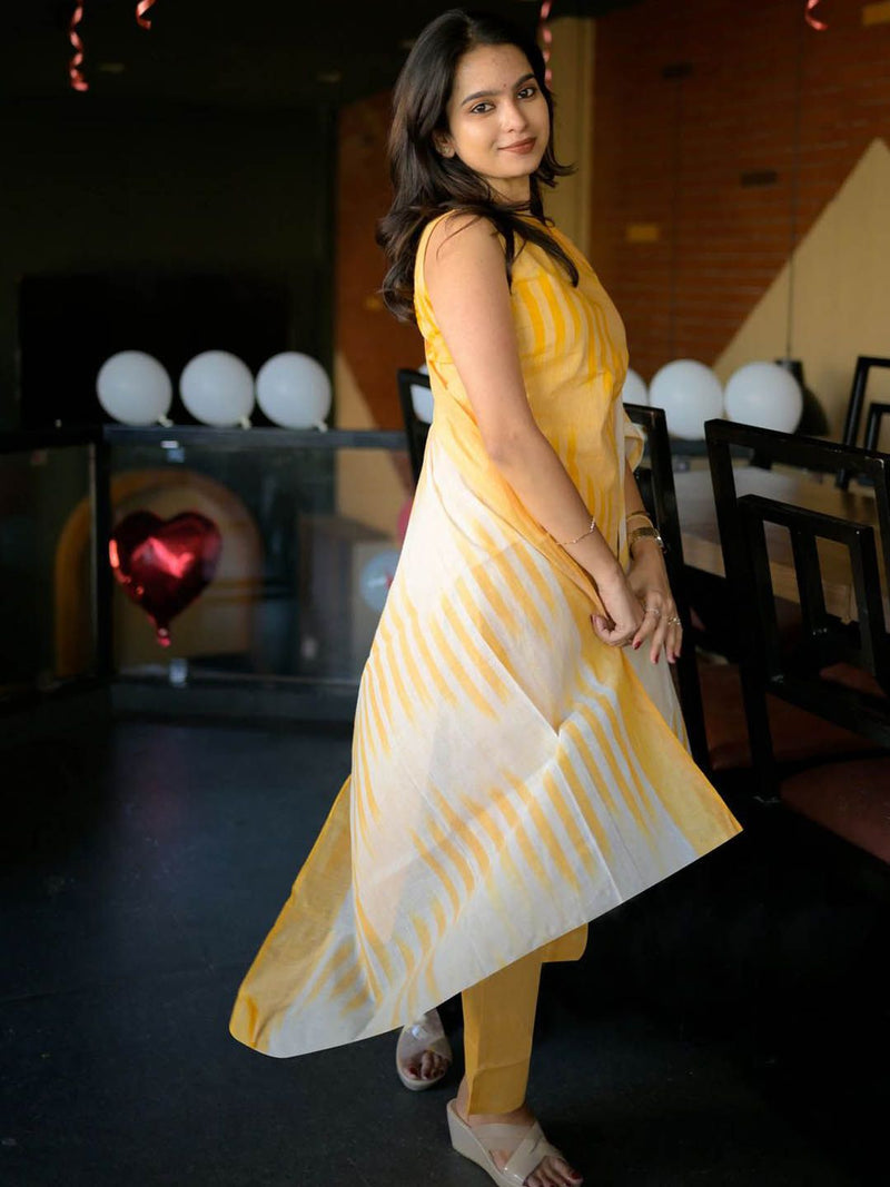 Geometric Printed Round Neck Straight Kurta With Trousers & Dupatta-3