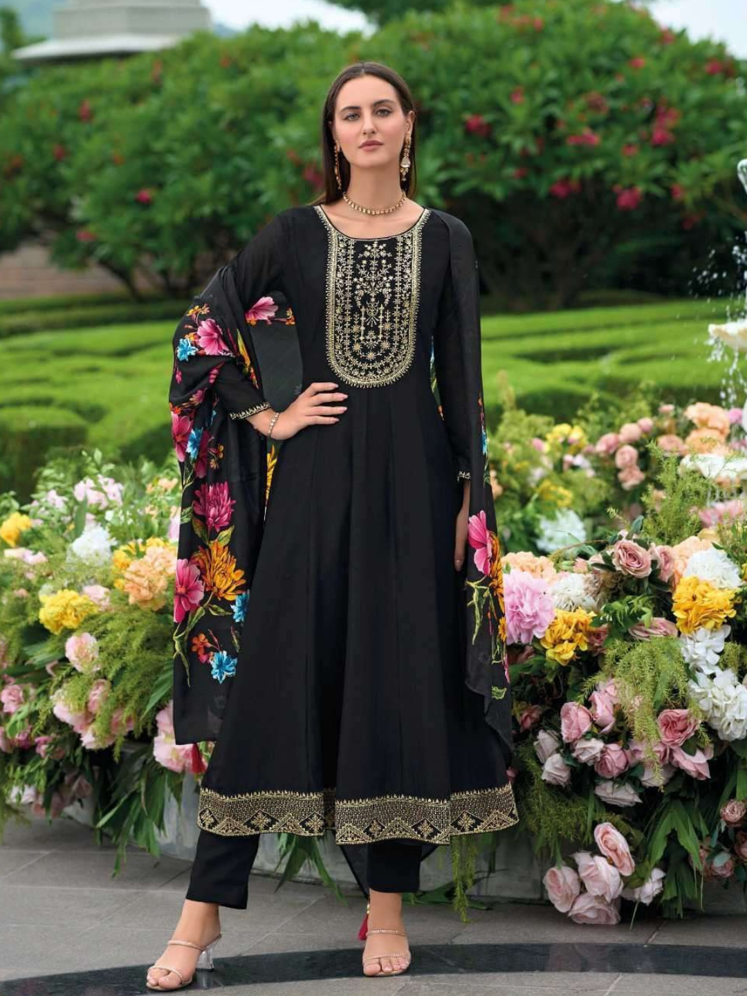 Women Royal Anarkali Kurta Set with rich work