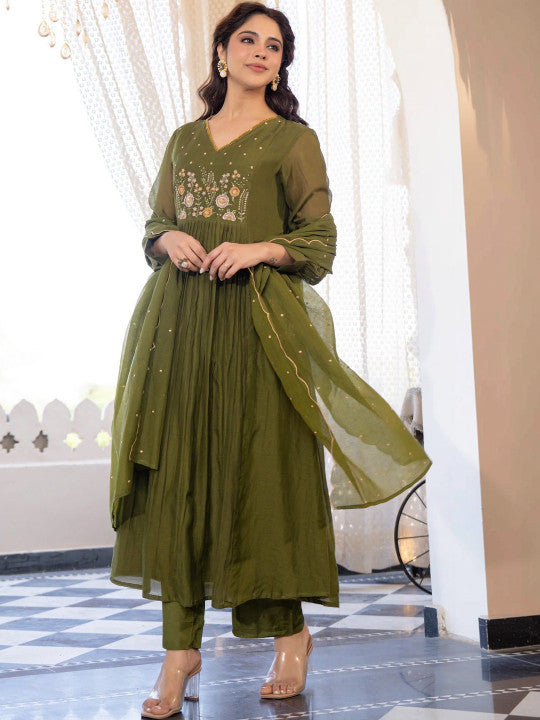 Women Floral Embroidered Panelled Thread Work Kurta with Trousers & With Dupatta