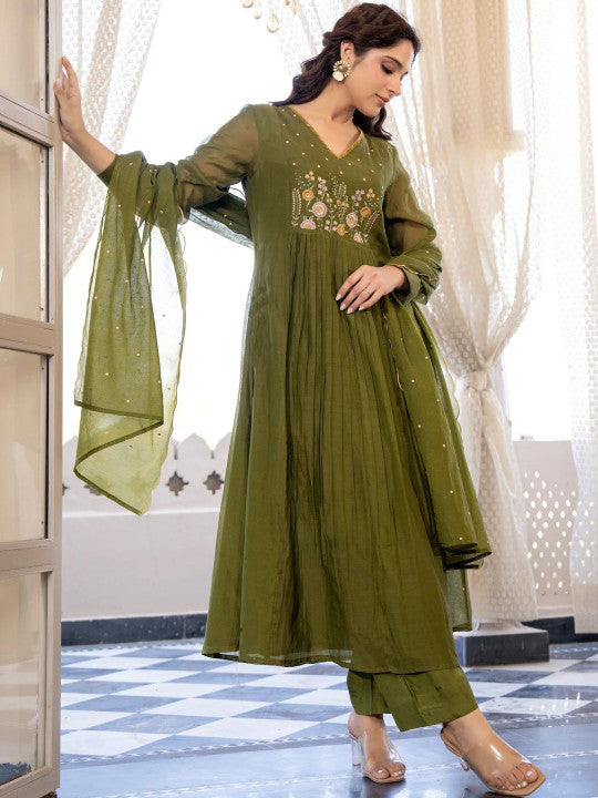 Women Floral Embroidered Panelled Thread Work Kurta with Trousers & With Dupatta-4