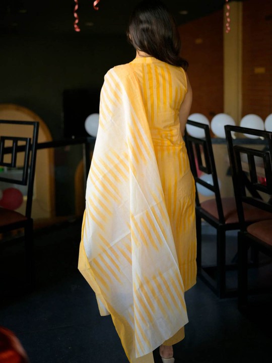 Geometric Printed Round Neck Straight Kurta With Trousers & Dupatta-8